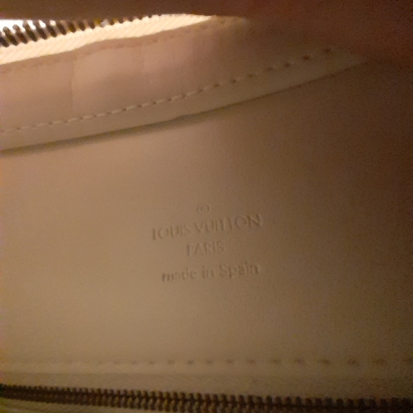 Authentic Louis Vuitton purse. Has cover and paper